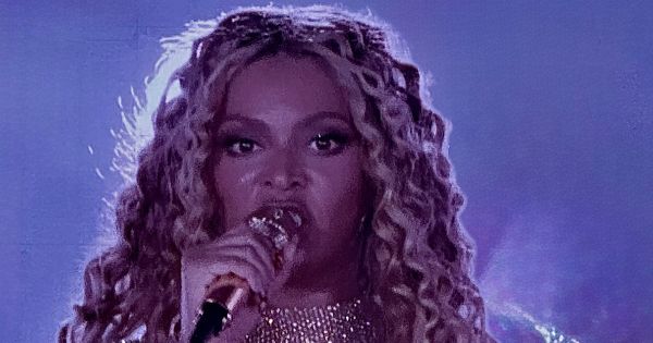 Beyonce performing cozy in Paris of her Cowboy Carter world tour 2025