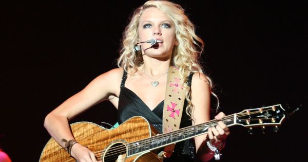 Image in QuizMyDay How Well Do You Know Taylor Swift's Fearless Album trivia quiz featuring American musician <a href="//commons.wikimedia.org/wiki/Taylor_Swift" title="Taylor Swift">Taylor Swift</a> performing live.