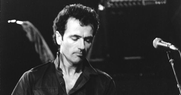 Image in QuizMyDay No More Heroes? Take Your Stranglers Knowledge Quiz trivia quiz featuring Hugh Cornwell des Stranglers durant l'enregistrement de l'émission de FR3 "l'Echo des bananes" en septembre 1983