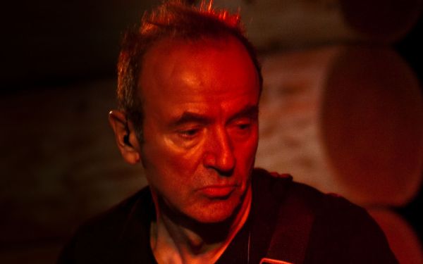 Hugh Cornwell live in 2010 (photo courtesy of Micah).)