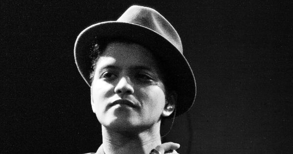 Image in QuizMyDay The Ultimate Bruno Mars Song Quiz: Can You Score 5/5? trivia quiz featuring Bruno Mars performing in Houston, Texas on November 24, 2010