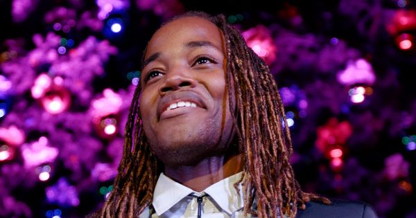 Image in QuizMyDay Think You Know Leon Thomas III? Take the Ultimate Quiz! trivia quiz featuring Leon Thomas (with Vali) performing live at The Citadel Outlets' 12th Annual Tree Lighting Concert in Commerce CA on November 9th, 2013.