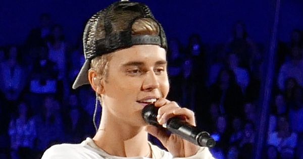 Image in QuizMyDay Ultimate Bieber Collaborations Quiz: Are You In? trivia quiz featuring Justin Bieber durante un concierto en el Allstatae Arena en Rosemont, Illinois (2015)