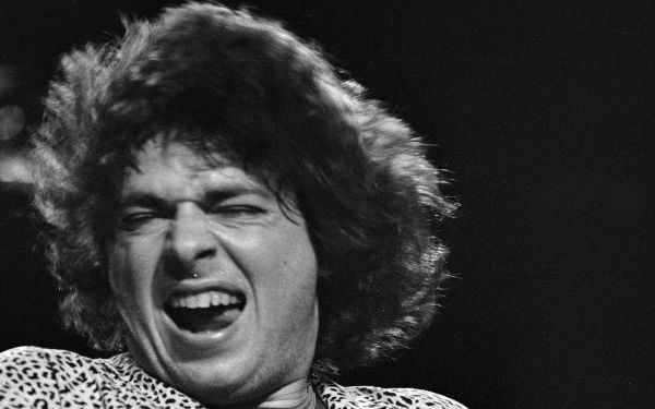 Steve Lukather in Toto, 1982.