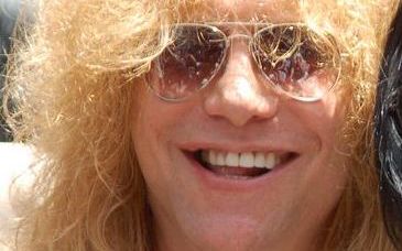<a href="https://en.wikipedia.org/wiki/Steven_Adler" class="extiw" title="en:Steven Adler">Steven Adler</a> and <a href="https://en.wikipedia.org/wiki/Gilby_Clarke" class="extiw" title="en:Gilby Clarke">Gilby Clarke</a> at a ceremony for Slash to receive a star on the Hollywood Walk of Fame.