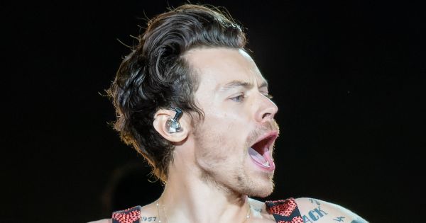 Image in QuizMyDay Harry Styles 2026 Album 'Kiss All the Time, Disco, Occasionally' Quiz trivia quiz featuring HarryStylesWembley170623 (79 of 93)