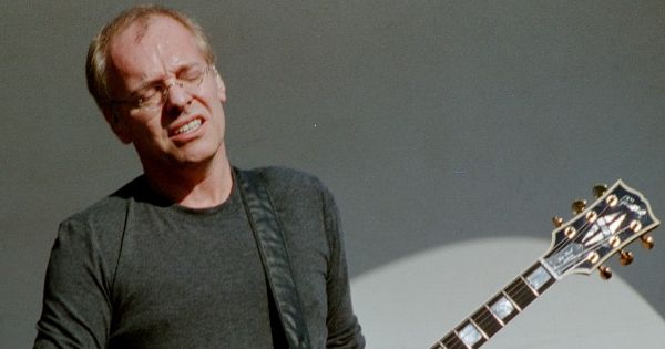 Image in QuizMyDay Show Me The Quiz - Peter Frampton Trivia trivia quiz featuring Peter Frampton performing at Gulfstream Park in Hallandale, FL.