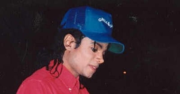 Image in QuizMyDay Michael Jackson Awards & Achievements Quiz trivia quiz featuring Photo taken at the Kahala Hilton Hotel, late January 1988 -  Michael Jackson signing an autograph