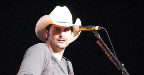 Image in QuizMyDay Paisley Patterns: Brad Paisley Trivia Challenge trivia quiz featuring <a href="https://en.wikipedia.org/wiki/en:Brad_Paisley" class="extiw" title="w:en:Brad Paisley">Brad Paisley</a> performing live on June 9, 2007.
