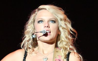 American musician <a href="//commons.wikimedia.org/wiki/Taylor_Swift" title="Taylor Swift">Taylor Swift</a> performing live.