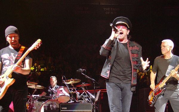 <a href="//commons.wikimedia.org/wiki/U2" title="U2">U2</a> on Vertigo Tour concert 21 November 2005, Madison Square Gardens, New York