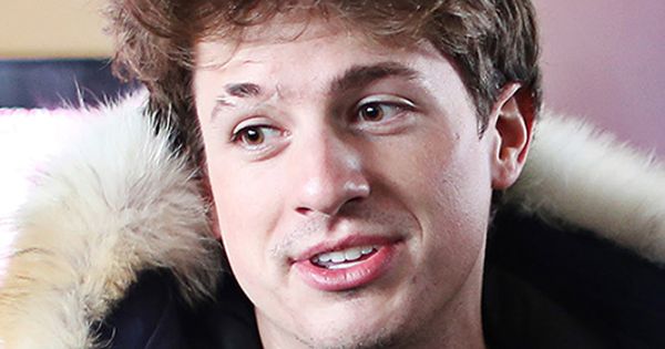 Image in QuizMyDay Charlie Puth Songs Quiz: How Well Do You Know His Hits? trivia quiz featuring 10일 미국 뉴욕에서 열린 LG V30 체험 행사 '디스 이즈 리얼' 행사를 방문한 인기 팝가수 찰리 푸스(Charlie Puth)가 LG V30를 살펴보며 즐거워 하고 있다. LG전자는 찰리 푸스와 함께 온라인 마케팅 '싱 위드 LG'도 진행하고 있다. 네티즌들이 찰리 푸스의 대표곡 '어텐션(Attention)'을 부르는 모습을 영상으로 우승자를 가리는 경연 대회다