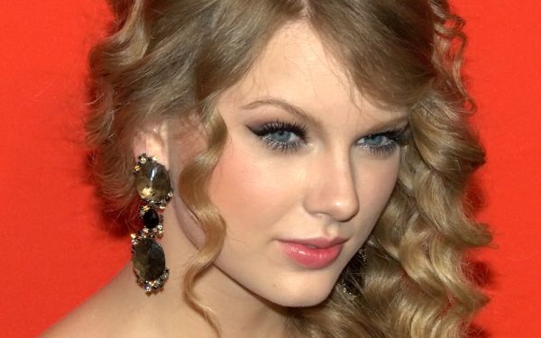 <a href="https://en.wikipedia.org/wiki/Taylor_Swift" class="extiw" title="w:Taylor Swift">Taylor Swift</a> at the 2010 <a href="https://en.wikipedia.org/wiki/Time_100" class="extiw" title="w:Time 100">Time 100</a>.