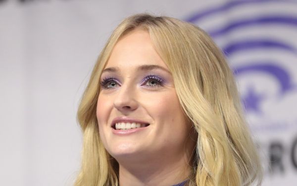 <p>Sophie Turner speaking at the 2019 WonderCon, for "Dark Phoenix", at the Anaheim Convention Center in Anaheim, California.
</p>
Please attribute to Gage Skidmore if used elsewhere.