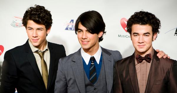 Image in QuizMyDay Are You a True Jonas Brothers Fan? Take This Trivia Challenge trivia quiz featuring Jonas Brothers at the Grammy Auction in (February 2009).