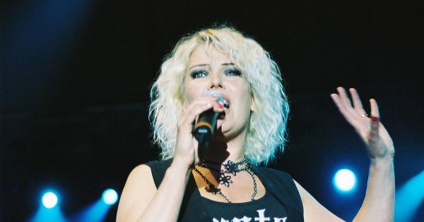 Image in QuizMyDay Kim Wilde Quiz: Test Your 80s Pop Star Trivia Skills trivia quiz featuring <a href="https://de.wikipedia.org/wiki/Kim_Wilde" class="extiw" title="de:Kim Wilde">Kim Wilde</a> beim Konzert im <a href="https://de.wikipedia.org/wiki/Familiengarten_Eberswalde" class="extiw" title="de:Familiengarten Eberswalde">Familiengarten Eberswalde</a>