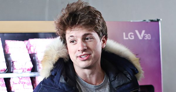 Image in QuizMyDay Puth Your Knowledge to the test: Charlie Puth Quiz trivia quiz featuring 10일 미국 뉴욕에서 열린 LG V30 체험 행사 '디스 이즈 리얼' 행사를 방문한 인기 팝가수 찰리 푸스(Charlie Puth)가 LG V30를 살펴보며 즐거워 하고 있다. LG전자는 찰리 푸스와 함께 온라인 마케팅 '싱 위드 LG'도 진행하고 있다. 네티즌들이 찰리 푸스의 대표곡 '어텐션(Attention)'을 부르는 모습을 영상으로 우승자를 가리는 경연 대회다
