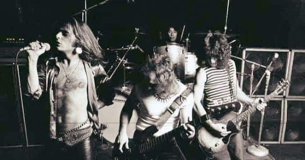 Van Halen performing live in 1978<br>Counterclockwise from right: <a class="external text" href="https://en.wikipedia.org/wiki/Eddie_Van_Halen">Eddie Van Halen</a>, <a class="external text" href="https://en.wikipedia.org/wiki/Alex_Van_Halen">Alex Van Halen</a>, <a class="external text" href="https://en.wikipedia.org/wiki/David_Lee_Roth">David Lee Roth</a>, <a class="external text" href="https://en.wikipedia.org/wiki/Michael_Anthony_(musician)">Michael Anthony</a>