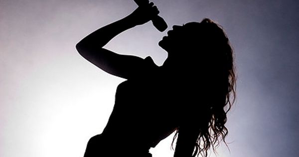 Image in QuizMyDay Beyoncé Awards and Achievements Quiz: Test Your Expertise trivia quiz featuring Beyoncé durante um show no Pavilhão Atlântico, Lisboa.