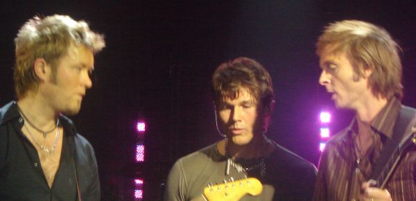 a-ha in concerto
Foto gentilmente concessa da Pamela Torrance - <a href="https://ticket.wikimedia.org/otrs/index.pl?Action=AgentTicketZoom&amp;TicketNumber=2006060310005575" class="extiw" title="ticket:2006060310005575">ticket:2006060310005575</a>