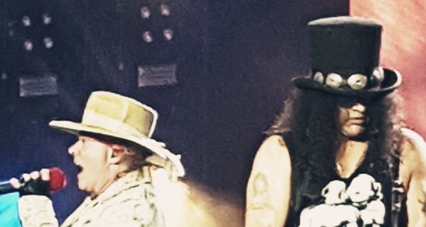 Guns N' Roses  à Londre en 2018 dans leurs tournée " Not in this Lifetime Tour" de Gauche à droite, Axl Roses, Slash, Duff """Mckagan"""