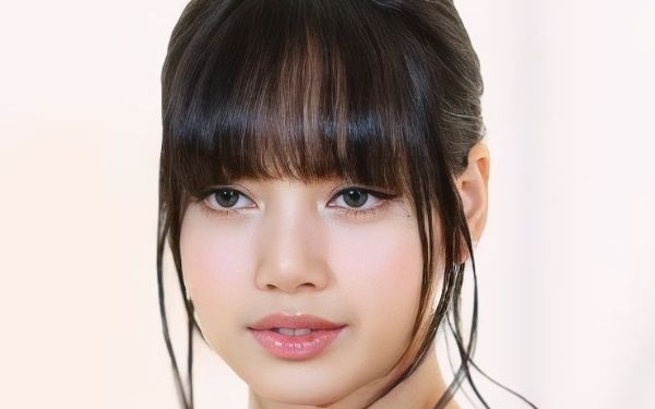 Thai singer Lisa attending a <a href="https://en.wikipedia.org/wiki/Bulgari" class="extiw" title="w:Bulgari">「Bulgari Studio」</a> in March 2024.