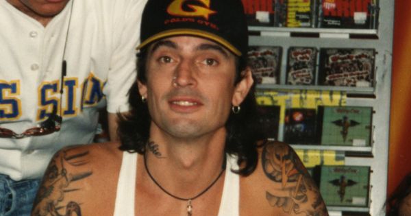 Tommy Lee. Houston autograph signing.