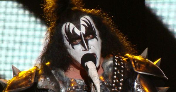 Image in QuizMyDay KISS and Tell: The Ultimate Gene Simmons Quiz trivia quiz featuring Gene Simmons, en una actuación del grupo KISS en Vitoria-Gasteiz, en el Azkena Rock Festival.