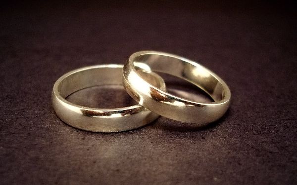 A couple of 14-carat gold wedding rings. Picture taken in Brazil, where 14-carat is the most common kind of gold used in jewelry.<br>Anéis | Rings