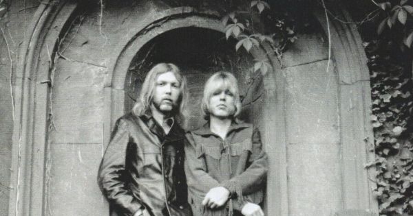 The Allman Brothers Band - 1969 - Full Size Magazine Advert
Southern congregation: the ABB line up in Rose Hill Cemetery at the Bond grave site in Macon, Georgia (back, from left) Duane and Gregg Allman: (front, from left) Butch Trucks, Dickey Betts, Berry Oakley and Jaimoe Johanson.