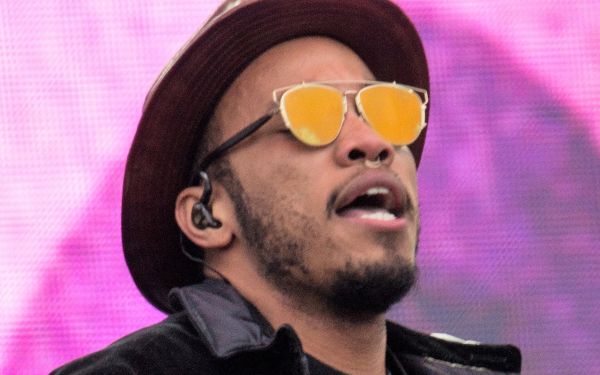 <a href="https://en.wikipedia.org/wiki/Anderson_Paak" class="extiw" title="w:Anderson Paak">Anderson .Paak</a> performing at Broccoli City Festival in <a href="https://en.wikipedia.org/wiki/Washington,_D.C." class="extiw" title="w:Washington, D.C.">Washington, D.C.</a> on April 30, 2016.
