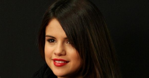 Image in QuizMyDay Selena Gomez Hits & Awards: Take the Quiz trivia quiz featuring <a href="https://en.wikipedia.org/wiki/Selena_Gomez" class="extiw" title="en:Selena Gomez">Selena Gomez</a> performing live at KISS 108 Jingle Ball December 2010