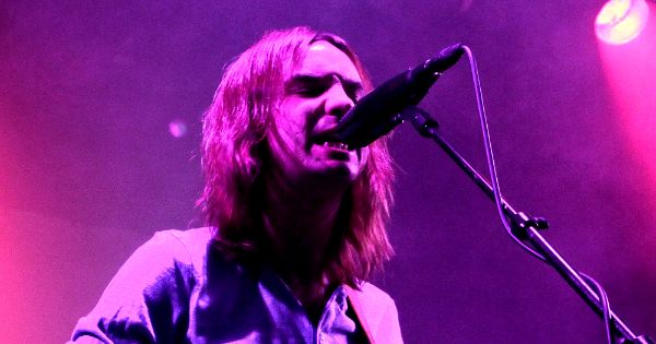Image in QuizMyDay Go with the Flow: Tame Impala Currents Quiz trivia quiz featuring Kevin Parker em um concerto com a Tame Impala