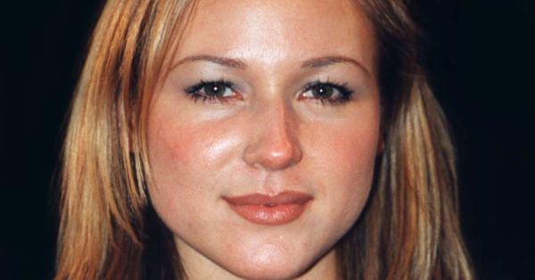 Image in QuizMyDay Polish Your Jewel Knowledge: The Ultimate Jewel Fan Quiz trivia quiz featuring <p>President Bill Clinton inaugural party, January 20, 1997
</p>
 ©   copyright  John Mathew Smith   2001