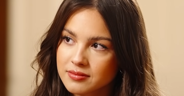 Image in QuizMyDay Deja Quiz: Test Your Olivia Rodrigo Trivia Now! trivia quiz featuring <a href="https://en.wikipedia.org/wiki/Olivia_Rodrigo" class="extiw" title="w:Olivia Rodrigo">Olivia Rodrigo</a> reading tweets about the COVID-19 vaccine with <a href="https://en.wikipedia.org/wiki/Anthony_Fauci" class="extiw" title="w:Anthony Fauci">Anthony Fauci</a> during her visit to the White House, on July 14, 2021