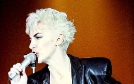 <a href="https://en.wikipedia.org/wiki/Annie_Lennox" class="extiw" title="w:Annie Lennox">Annie Lennox</a>, <a href="https://en.wikipedia.org/wiki/Eurythmics" class="extiw" title="w:Eurythmics">Eurythmics</a>, <a href="https://en.wikipedia.org/wiki/Drammenshallen" class="extiw" title="w:Drammenshallen">Drammenshallen</a>, <a href="https://en.wikipedia.org/wiki/Norway" class="extiw" title="w:Norway">Norway</a>