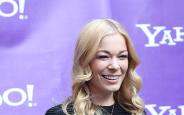 LeAnn Rimes vogues for the cameras
