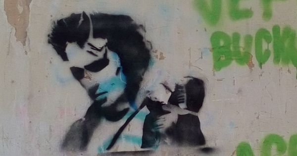 Image in QuizMyDay Grace and Glory: The Jeff Buckley Trivia Quiz trivia quiz featuring Граффитти с изображением Джеффа Бакли. Россия, РБ, Октябрьский, здание кинотеатра "Фонтан".