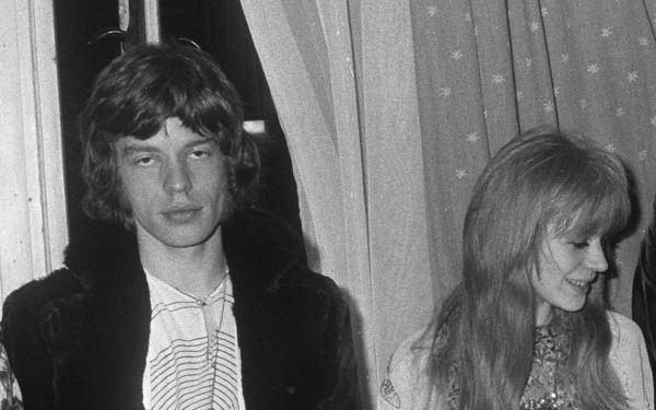 Concertgebouw Amsterdam, 1 Sept. 1967. Standing, from left to right: Michael Cooper, Mick Jagger, Marianne Faithfull, Shepard Sherbell, Brian Jones. Sitting: Maharishi Mahesh Yogi. Photo by Ben Merk (ANEFO)