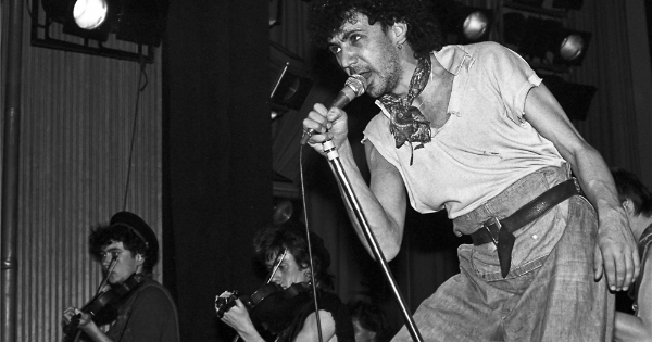 Image in QuizMyDay Come On Eileen and Beyond: The Dexys Midnight Runners Quiz trivia quiz featuring Dexys Midnight Runners en concert à Zürich en 1982.
