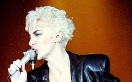 <a href="https://en.wikipedia.org/wiki/Annie_Lennox" class="extiw" title="w:Annie Lennox">Annie Lennox</a>, <a href="https://en.wikipedia.org/wiki/Eurythmics" class="extiw" title="w:Eurythmics">Eurythmics</a>, <a href="https://en.wikipedia.org/wiki/Drammenshallen" class="extiw" title="w:Drammenshallen">Drammenshallen</a>, <a href="https://en.wikipedia.org/wiki/Norway" class="extiw" title="w:Norway">Norway</a>