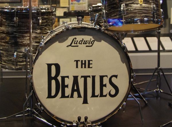 An iconic drum set, Cleveland, Ohio. Ringo Starr Drumkit 1964 Ludwig Oyster Black Pearl Super Classic Model. Collection of Richard and Barbara Starkey. This is the drum kit played most extensively by Ringo Starr during his
tenure with the Beatles. Starr played it from June 1964 through late 1968.