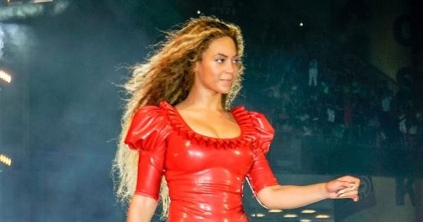 Image in QuizMyDay Beyoncé Personal Life Quiz: How Well Do You Know Her Story? trivia quiz featuring Beyonce durante un show en el Estadio Sun Life Miami