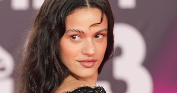 Image in QuizMyDay El Mal Quiz-er: Test Your Rosalía Knowledge trivia quiz featuring El presidente de la Junta de Andalucía, Juanma Moreno, ha asistido hoy en el Palacio de Congresos y Exposiciones de Sevilla a la gala de los Latin GRAMMY a la que van a asistir cerca de 5.000 personas entre invitados, artistas productores y miembros de la industria musical.<br>Moreno se ha mostrado muy orgulloso porque Sevilla y Andalucía hayan acogido estos Premios y porque esta tierra esté siendo durante estos días la capital de la música latina, a la vez que ha destacado el impacto que todo ello tiene en la promoción y en la Marca Andalucía.<br>Este evento, que está previsto que tenga una audiencia potencial mundial que alcanzará los 100 millones de telespectadores y un impacto económico importante para Sevilla y Andalucía, cuenta con la presencia de los nominados andaluces en distintas categorías entre los que se encuentran Manuel Carrasco, Pablo Alborán, Vanesa Martín, Zahara, Diego Guerrero, Niña Pastori y Juanfe Pérez.<br>Andalucía es cuna de grandes talentos como Camarón, Paco de Lucía, Carmen Linares, Niña Pastori, Alejandro Sanz o Pablo Alborán, entre otros, y cuenta con un enorme elenco de artistas que han sido y son los mejores embajadores de la Marca Andalucía en todo el mundo.<br>La comunidad andaluza escribe estos días una página muy especial y única en su historia y en su cultura, demostrando que es un destino de excelencia y que está preparada para acoger con éxito acontecimientos de referencia y de gran repercusión como es al caso de los Latin GRAMMY.<br>La cultura y la tradición andaluza tendrán un protagonismo especial en esta gala que coincide con la celebración del Día Internacional del Flamenco y que contará con dos premios especiales, el Premio a la Excelencia Musical 2023 que recae en Carmen Linares y el Premio de la Presidencia que será para Antonio Banderas y “Estamos muy orgullosos de que Sevilla y Andalucía sean estos días parte del universo latino con todo este talento que estamos viendo”, ha agregado.