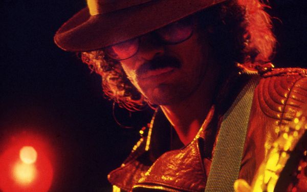 Carlos Santana  Grammy-díjas mexikói származású amerikai latin rockzenész és gitáros.