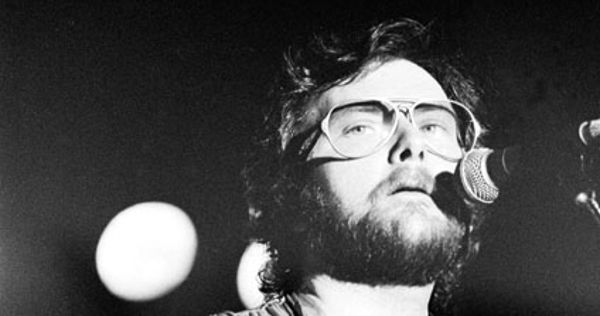 Image in QuizMyDay Gerry Rafferty Music Quiz for True Classic Rock Fans trivia quiz featuring <a href="https://en.wikipedia.org/wiki/en:Gerry_Rafferty" class="extiw" title="w:en:Gerry Rafferty">Gerry Rafferty</a> performing in the National Stadium on 6 September 1980