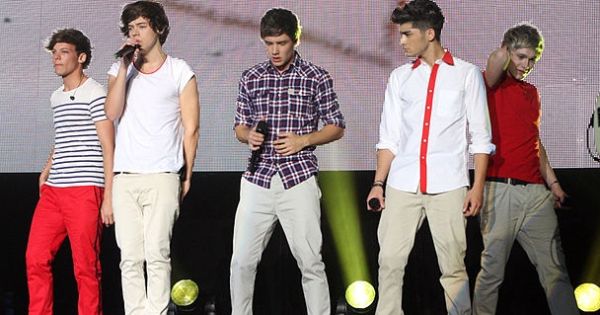 Image in QuizMyDay One Direction Songs to Albums Quiz – Match the Right Track trivia quiz featuring One Direction performing "What Makes You Beautiful" at Hordern Pavilion, Moore Park, Sydney, Australia