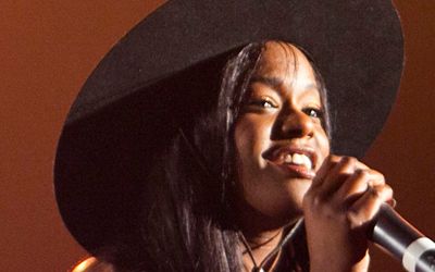 <a href="https://en.wikipedia.org/wiki/Azealia_Banks" class="extiw" title="en:Azealia Banks">Azealia Banks</a> performs at the <a href="https://en.wikipedia.org/wiki/NME_Awards_2012" class="extiw" title="en:NME Awards 2012">2012 NME Awards</a> at the <a href="https://en.wikipedia.org/wiki/Brixton_Academy" class="extiw" title="en:Brixton Academy">Brixton Academy</a> in <a href="https://en.wikipedia.org/wiki/London" class="extiw" title="en:London">London</a>.