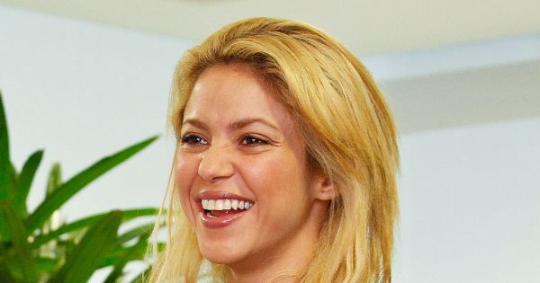 Image in QuizMyDay Shakira Music Quiz:  Match Her Albums and Songs trivia quiz featuring Presidenta Dilma Rousseff recebe a cantora Shakira Mebarak. Brasília, Distrito Federal.