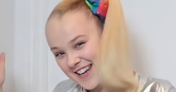 Image in QuizMyDay Jojo Siwa Superfan Trivia Showdown: Sparkle & Bow Quiz trivia quiz featuring Screenshot from JoJo's "EPIC ROOM TOUR"